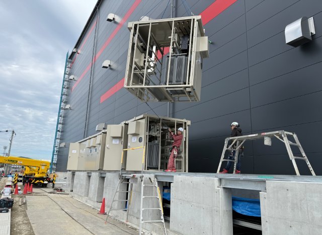 佐賀県鳥栖市　キュービクル搬入据付工事